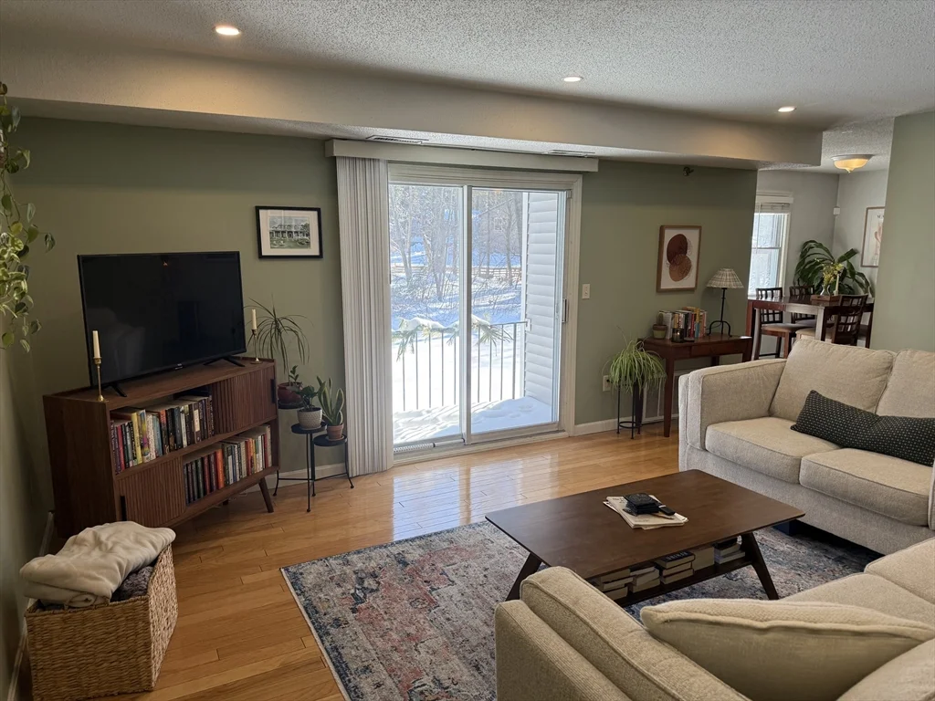 124 Tennis Plaza Rd, Dracut