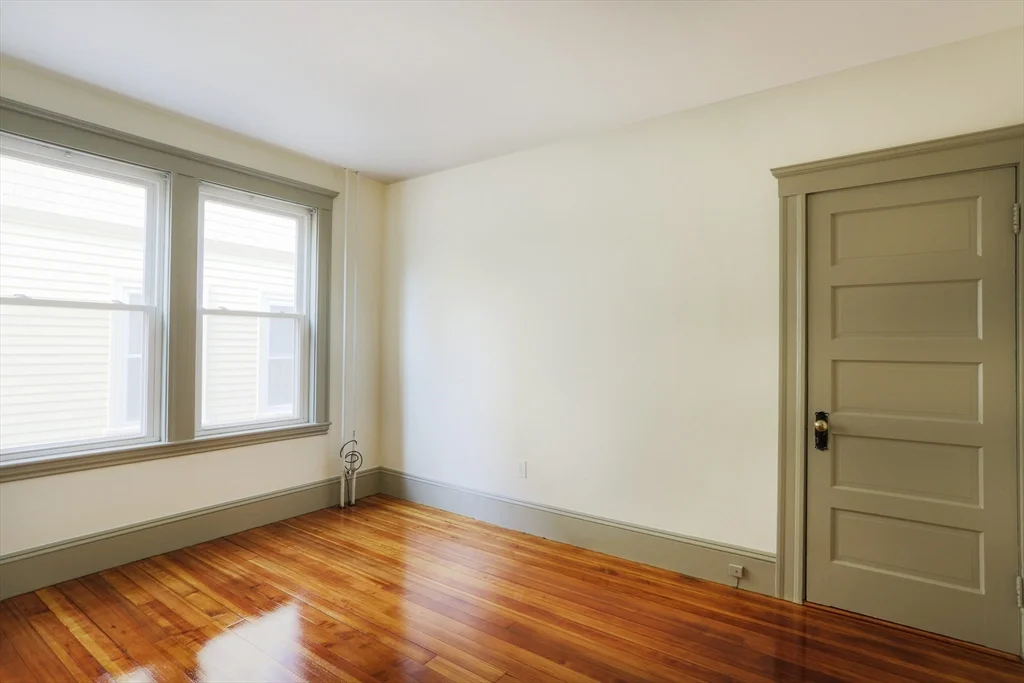 31 Roslyn, Salem