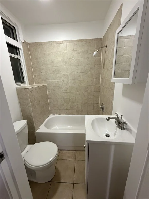 522 Saratoga St, East Boston