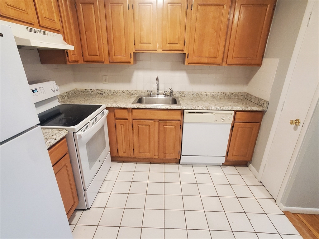 4 Oakcrest, Hyde Park