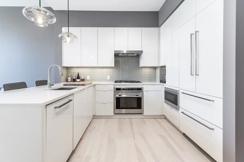 32 Traveler St, South End