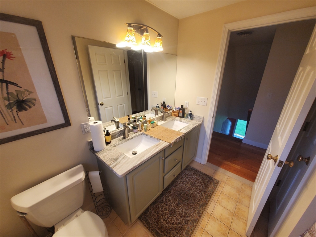 2 Valley Rd, Whitman