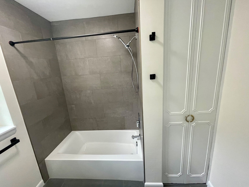 10 Lake Shore Ct, Brighton