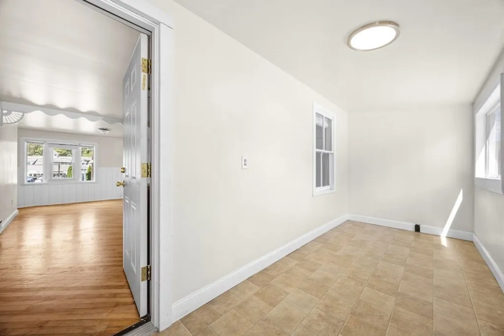 281C King, Northborough