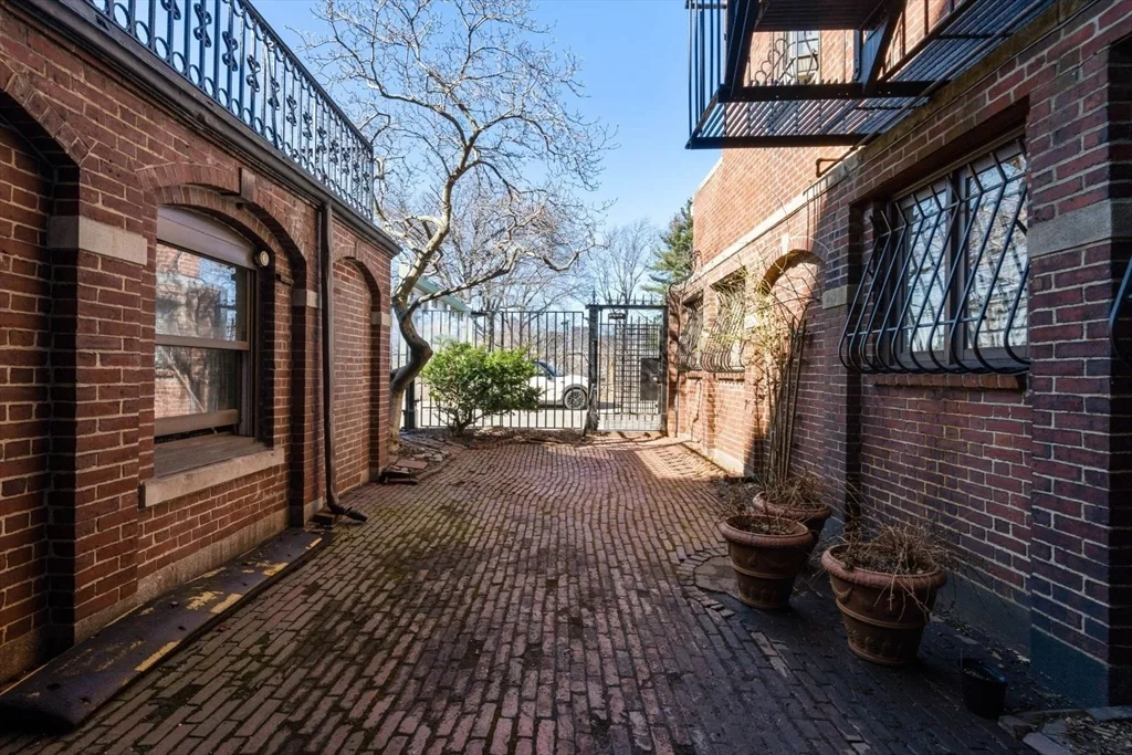 260 Beacon St, Back Bay