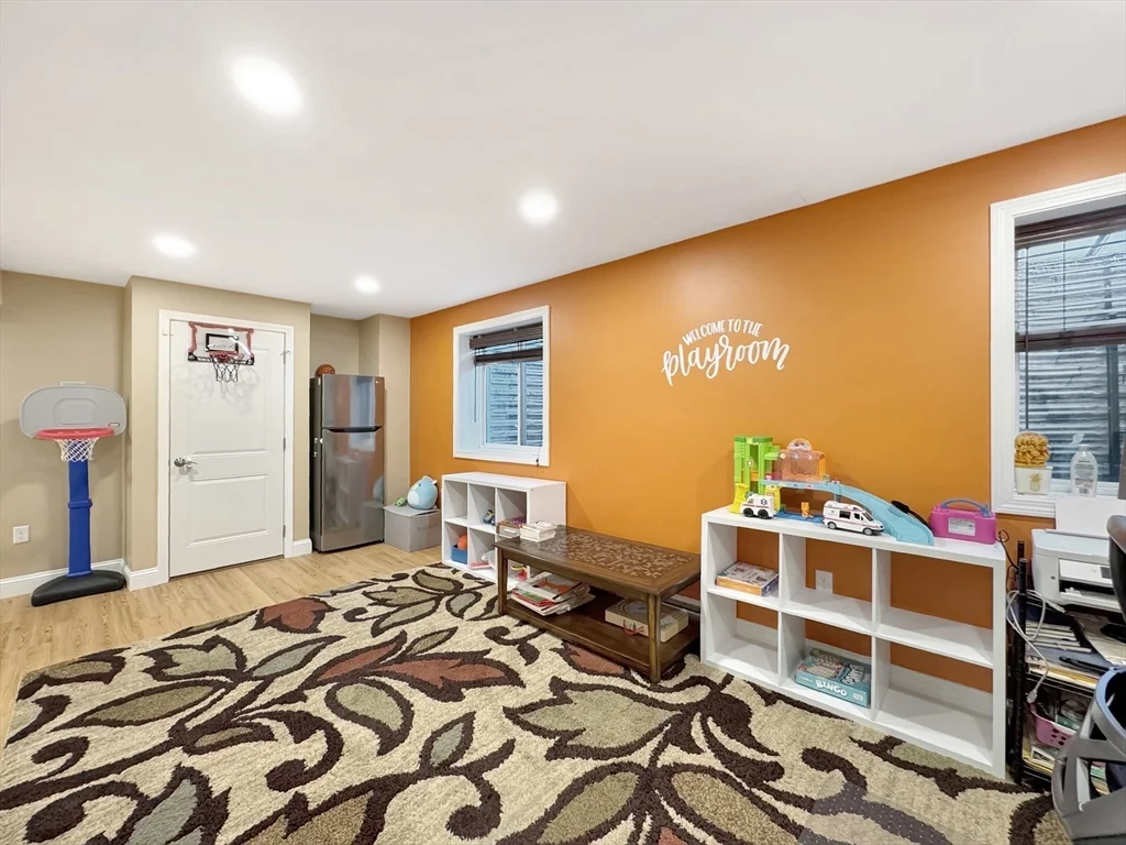 17 Garvey Rd, Woburn