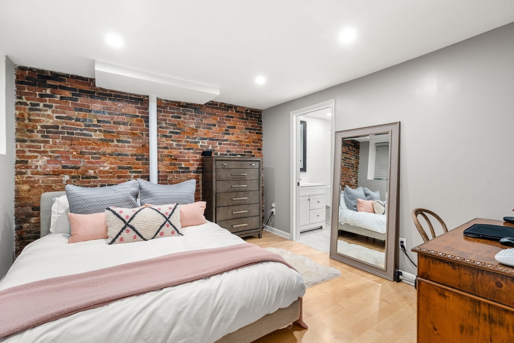 8 Melrose St, Back Bay