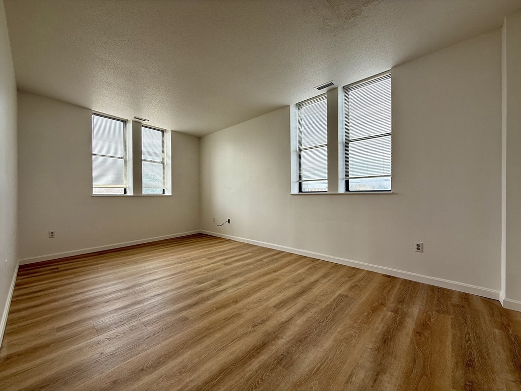 6 S Washington St, North Attleboro