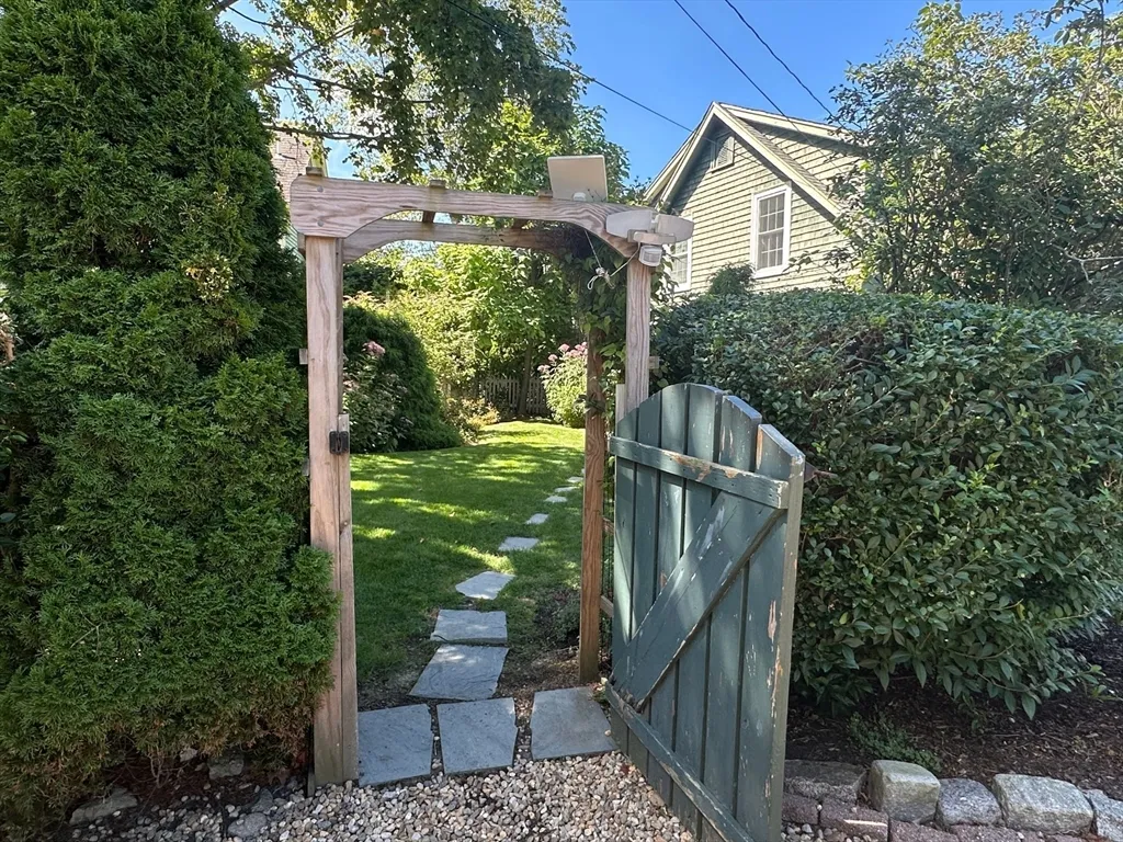 1 Pigeon Hill Ct, Rockport