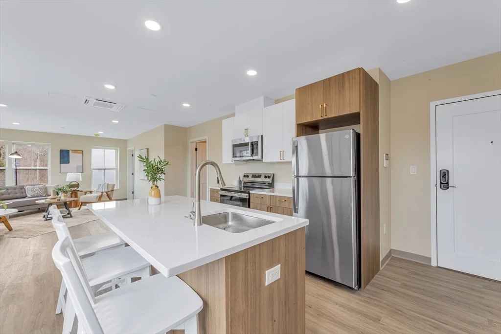 375 Cummins Highway, Roslindale