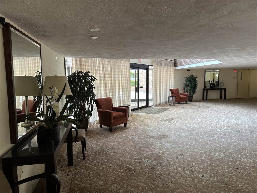 406 Paradise Rd, Swampscott