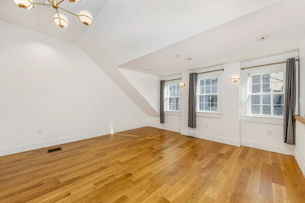 12 S Mason St, Salem