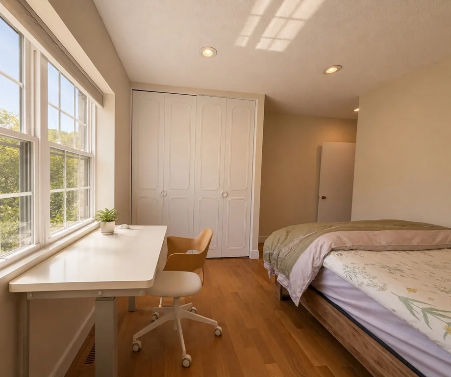 30 Lake Shore Ct, Brighton