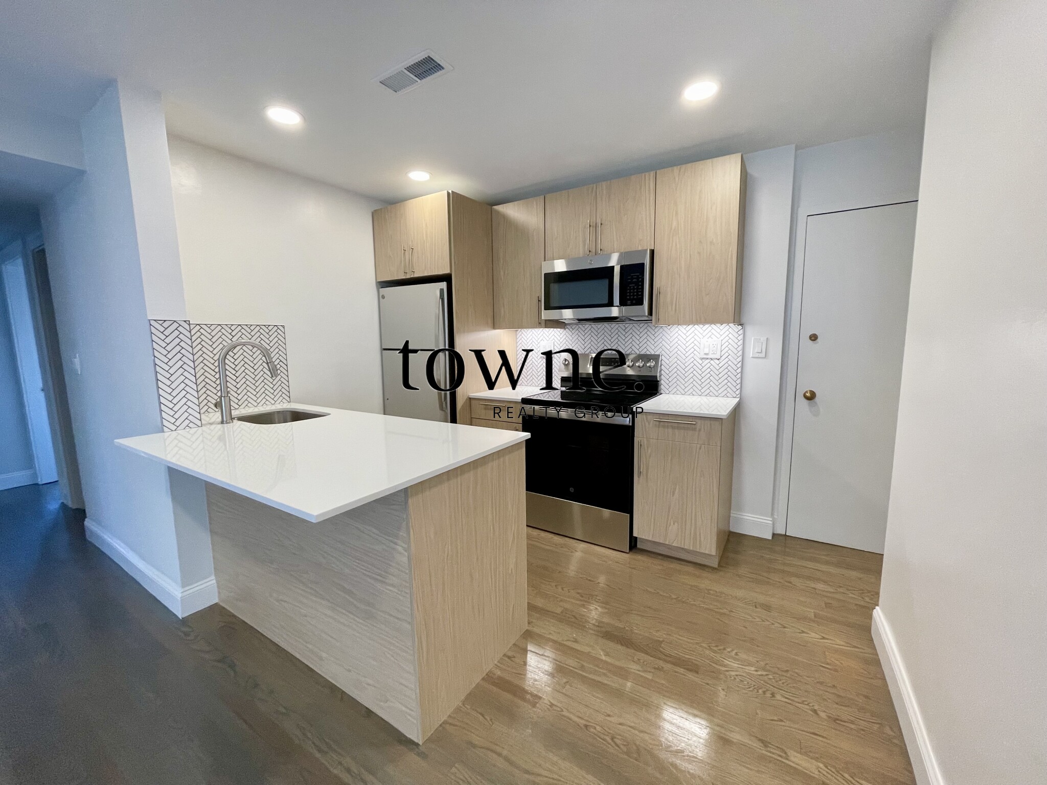 320 Hammond Pond Pkwa, Chestnut Hill