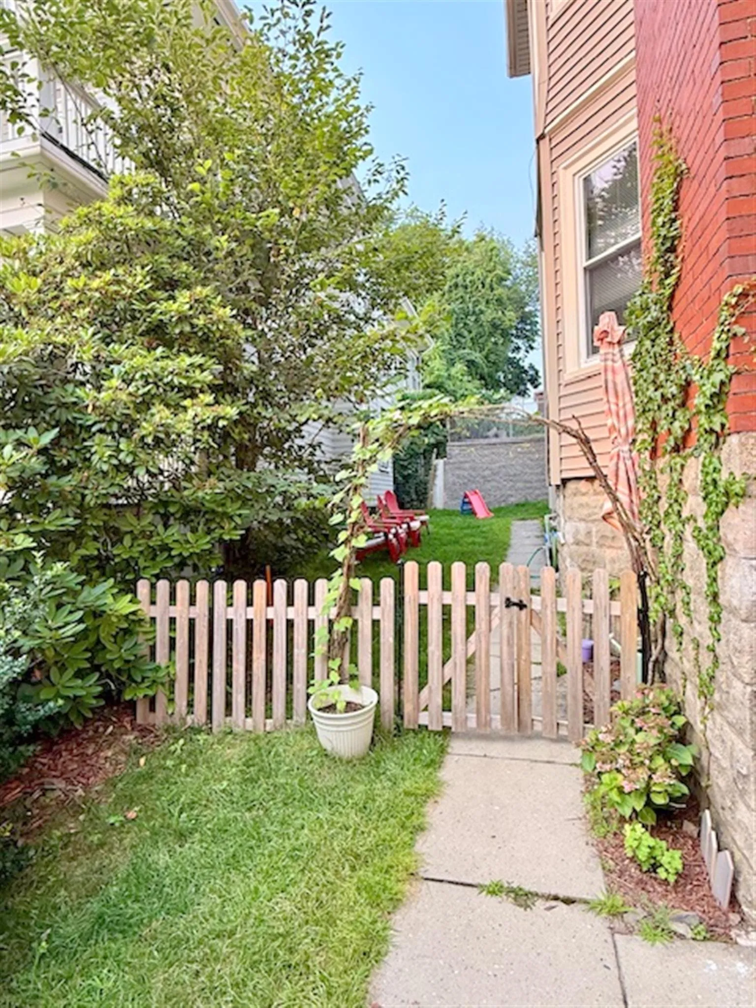 76 Powder House Boulevard, Tufts