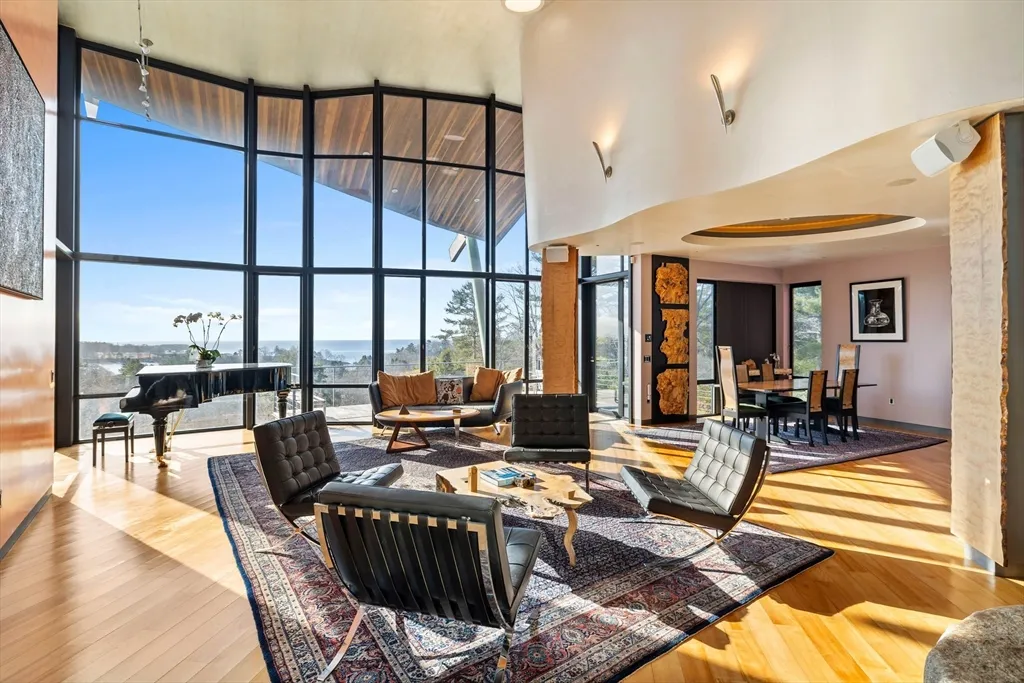 370 Summer St, Manchester