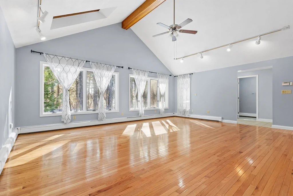 77 Colonial Rd, Sudbury