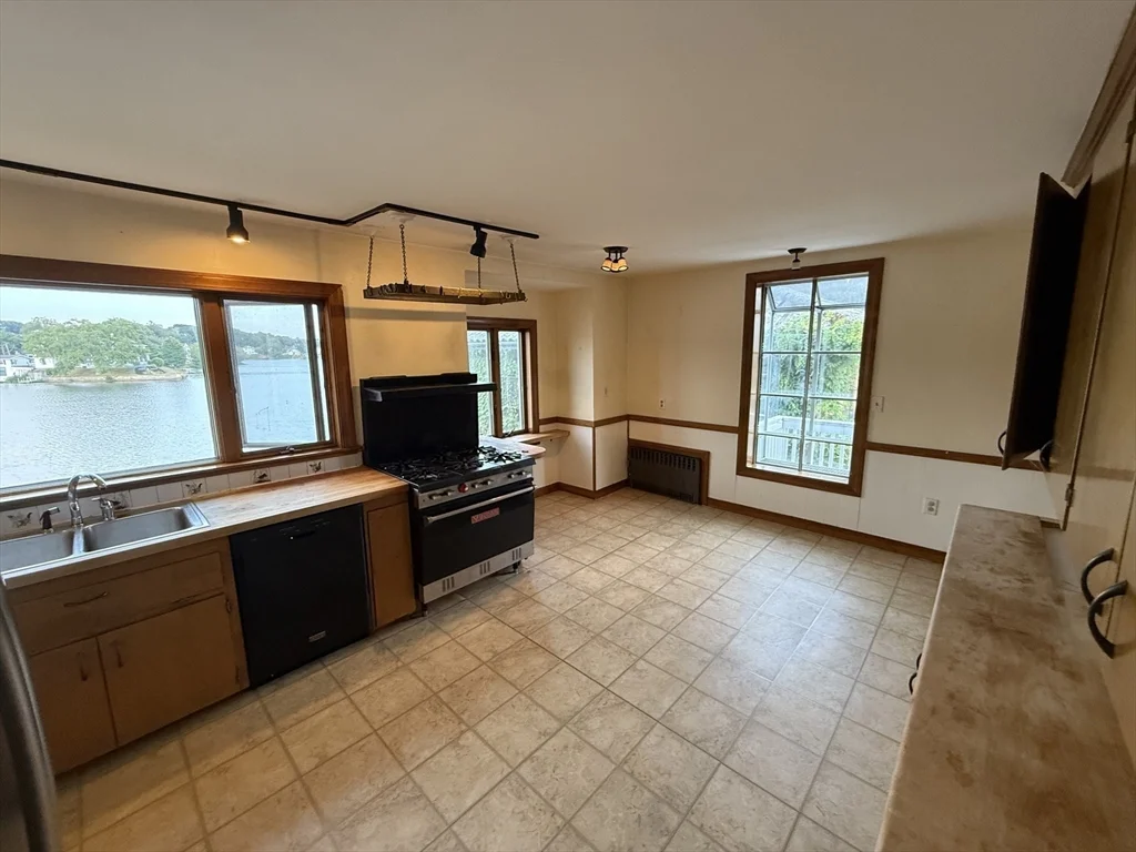 33 Sweetser Ter, Wyoma