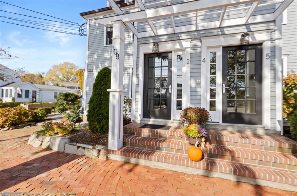 108 Elm St, Cohasset