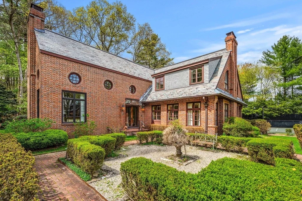 110 Juniper Rd, Belmont