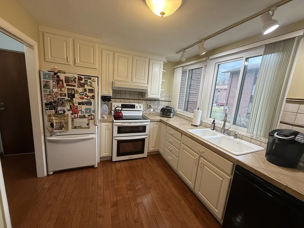 4 Longwood Dr, Andover