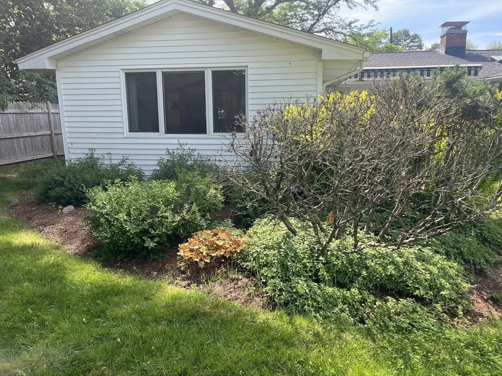 15 Leonard Rd, Framingham