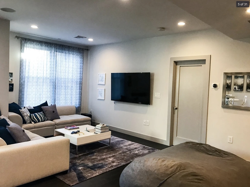 309 E St, South Boston