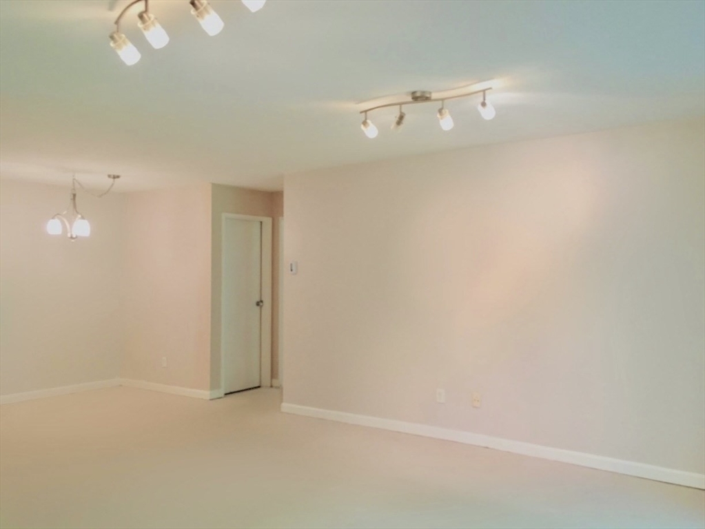 52 Village Brook Ln, Natick