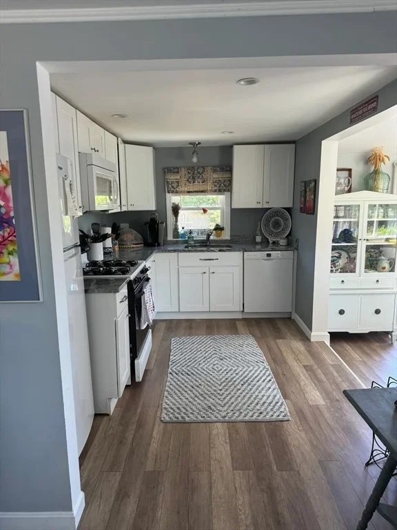 16 Cricket Ln, Rexhame