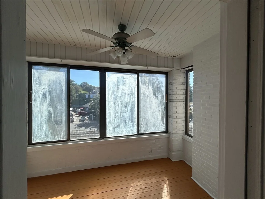 2035 Commonwealth, Brighton