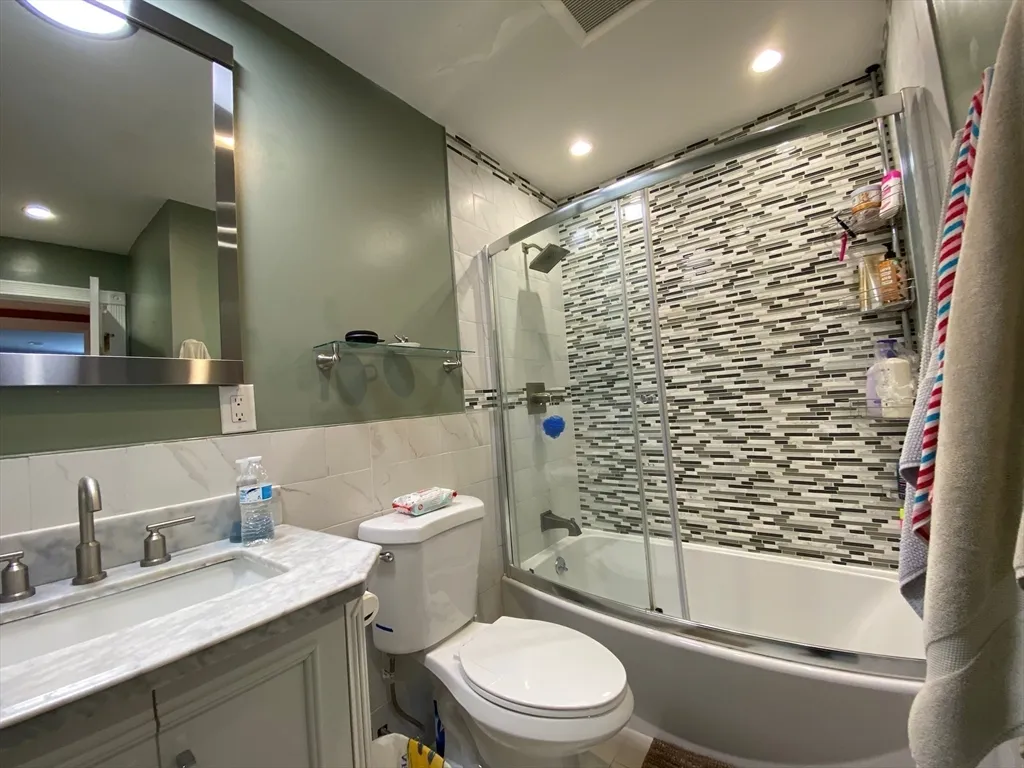 4 Shadowbrook Ln, Milford