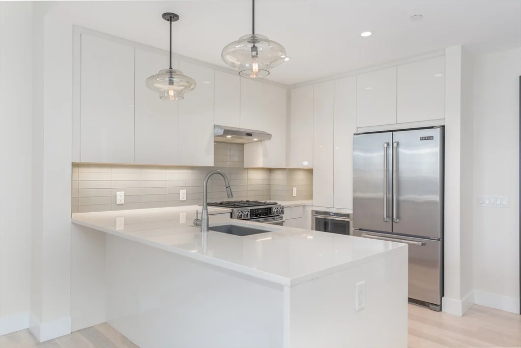 32 Traveler St, South End