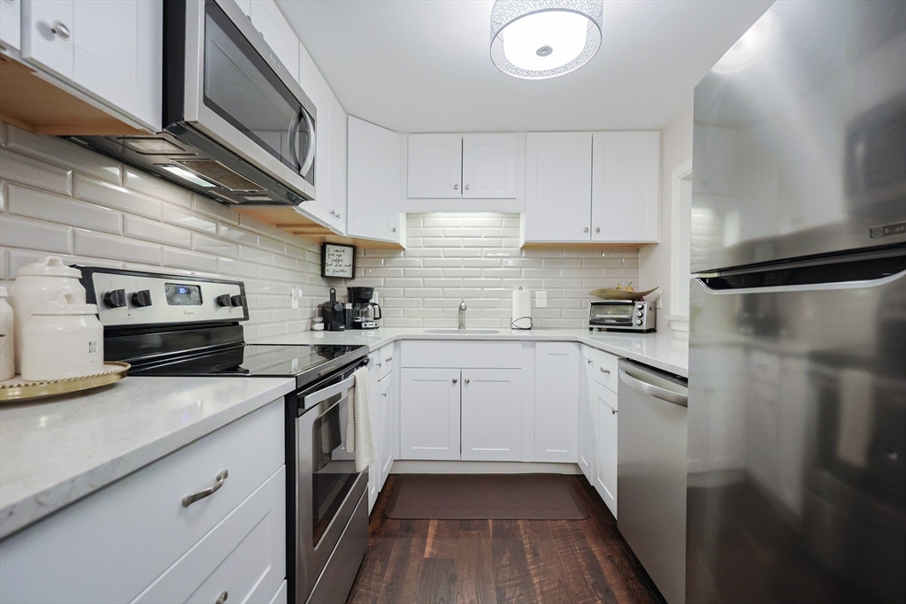 54 Jacqueline Rd, Waltham