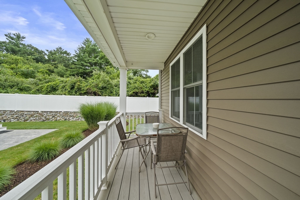 8 Old Field Way, Lakeville