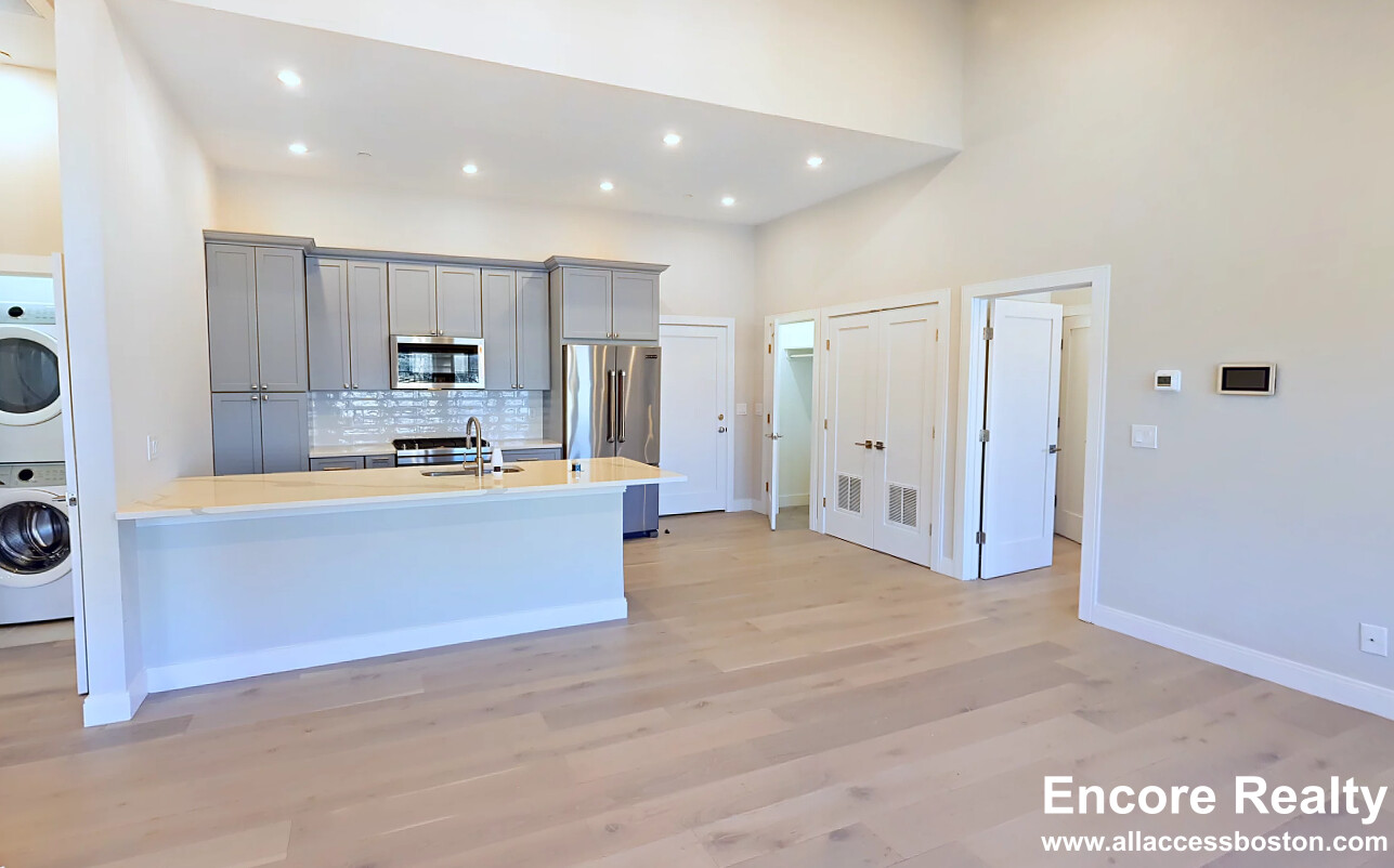 32 Cummins Highway, Roslindale