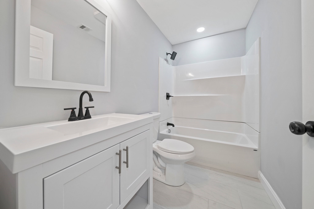 13 Broadway, Raynham Center