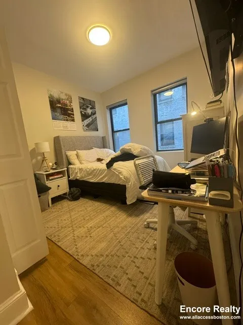 833 Beacon St, Fenway