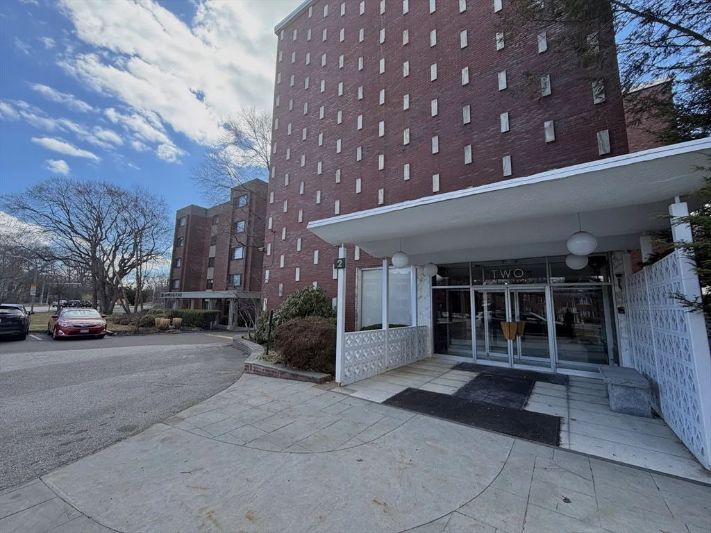 2 Hamond Pond Pkwa, Newton