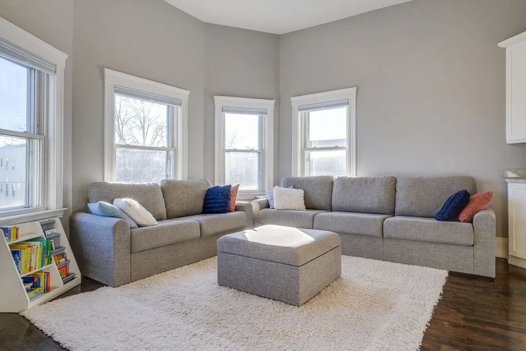 41 Farragut Rd, South Boston