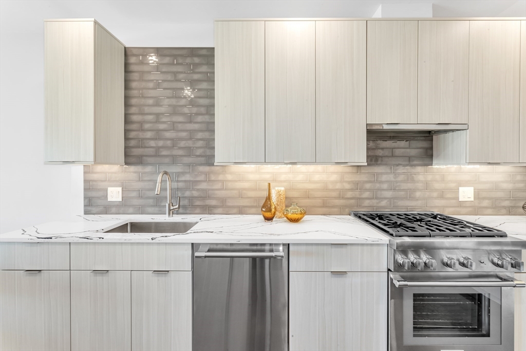 582 East Broadway, Boston