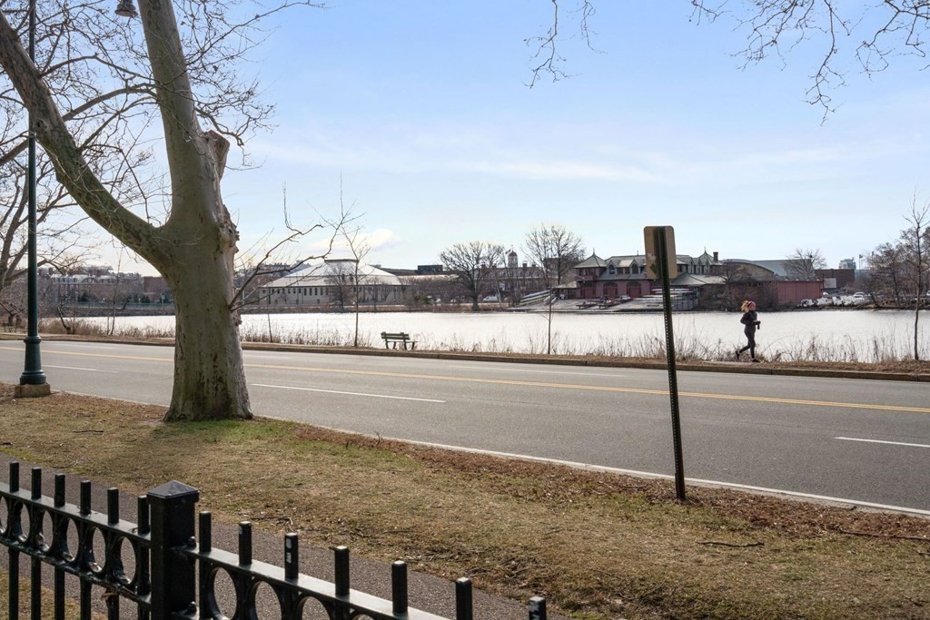 975 Memorial Dr, Harvard Square