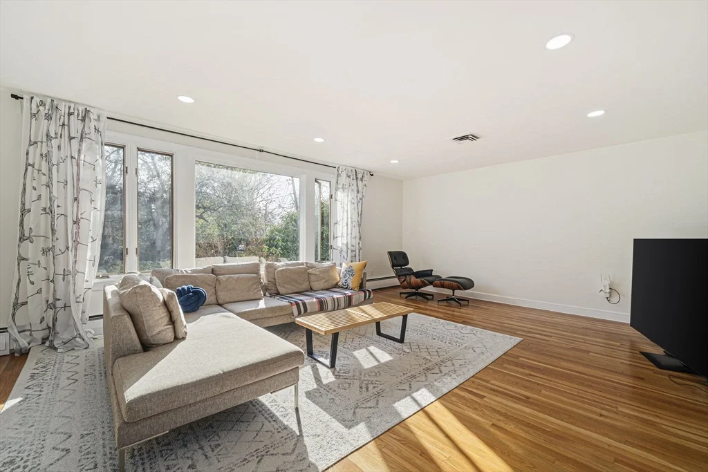 66 Roosevelt Rd, Newton