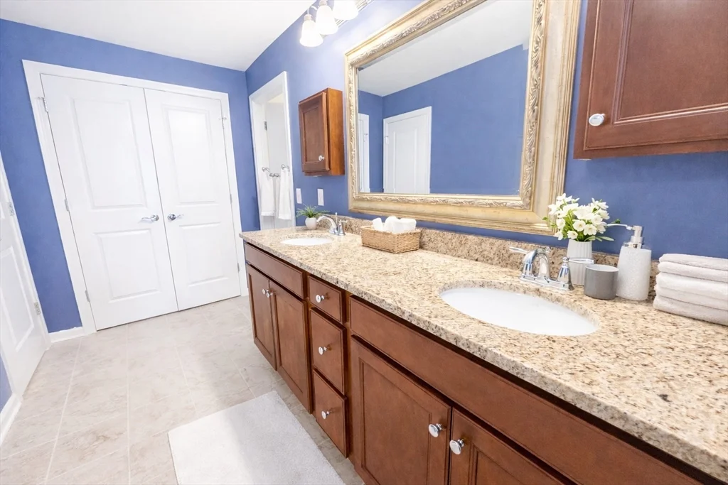 198 Stonehaven Dr, Weymouth