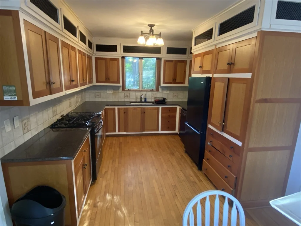 155 Amity St, Amherst