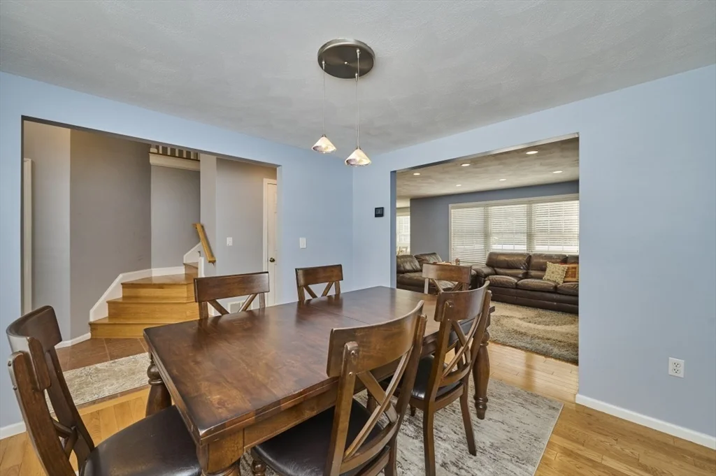 27 Cranberry Ln, Burlington