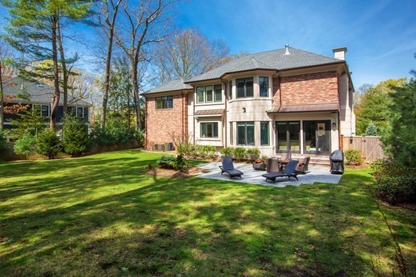 1580 Beacon St, Waban