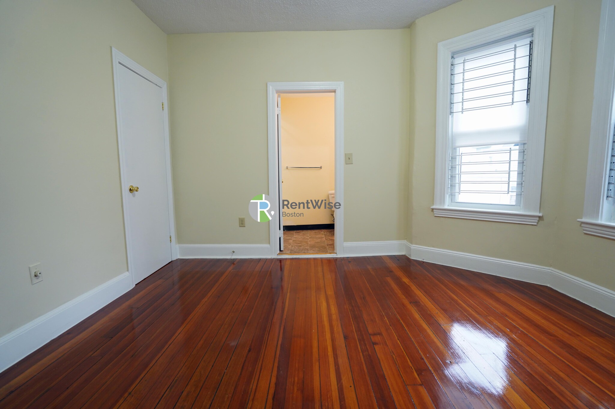 82 Robbins Pl, South Side