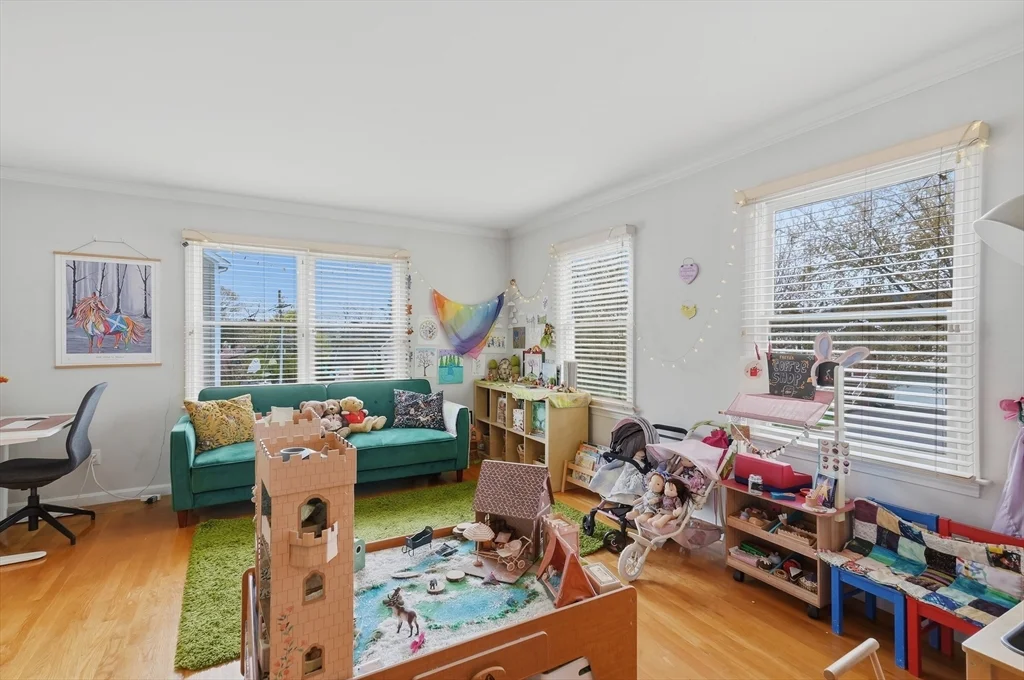 11 Roseanna Park Dr, Waltham