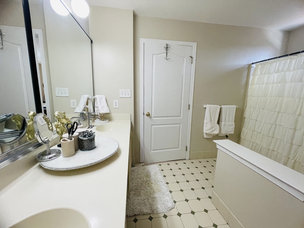 10 Sheryl Dr, Shrewsbury