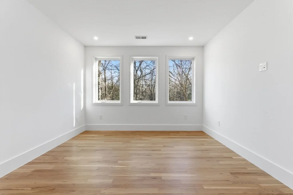 82 Louise Rd, Chestnut Hill